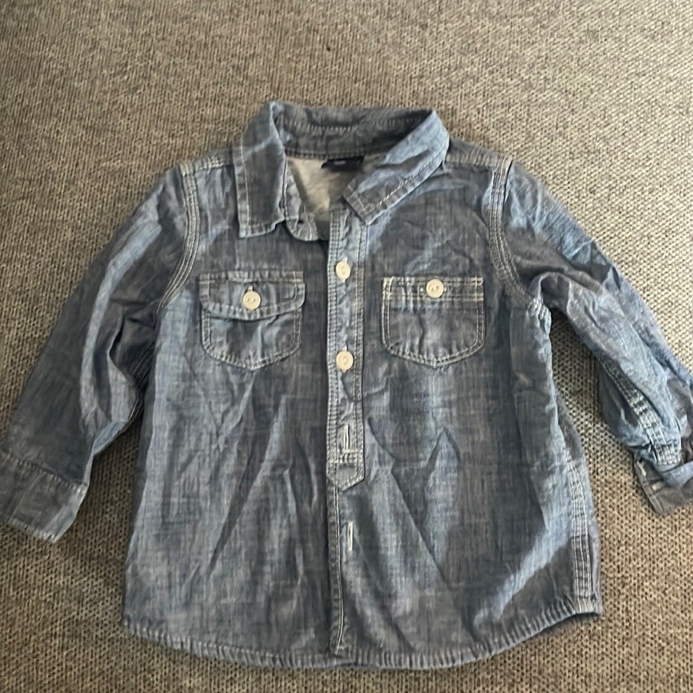 Baby Gap boys denim button shirt with cotton lining. Size 12-18 mths